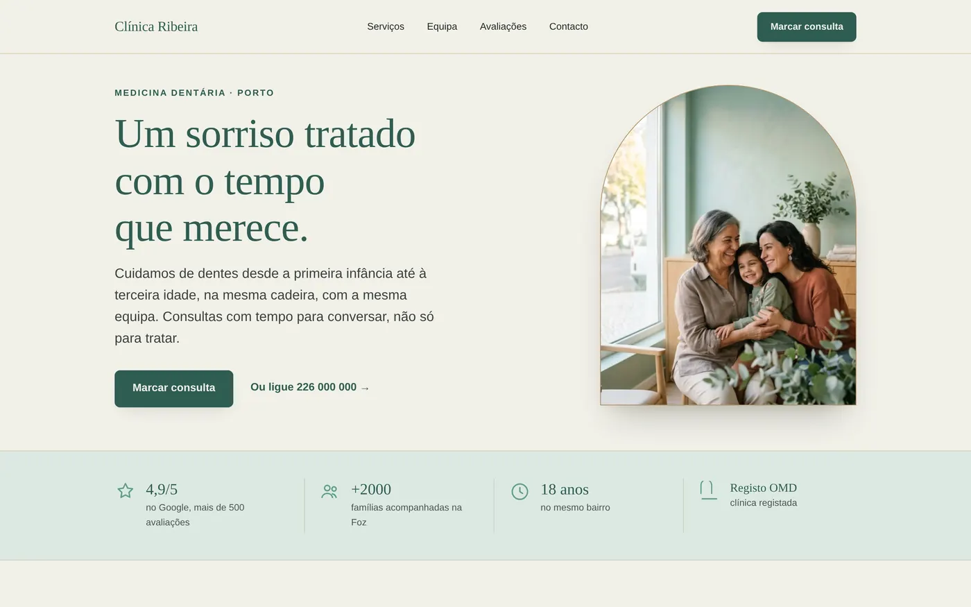 Site de uma clínica de medicina dentária no computador: manchete, botão de marcar consulta e a avaliação do Google em destaque.