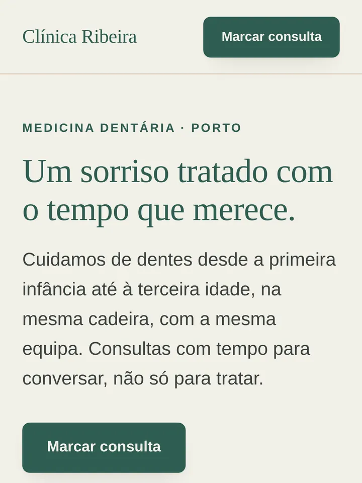 O mesmo site no telemóvel, com o botão de marcar consulta logo no topo.
